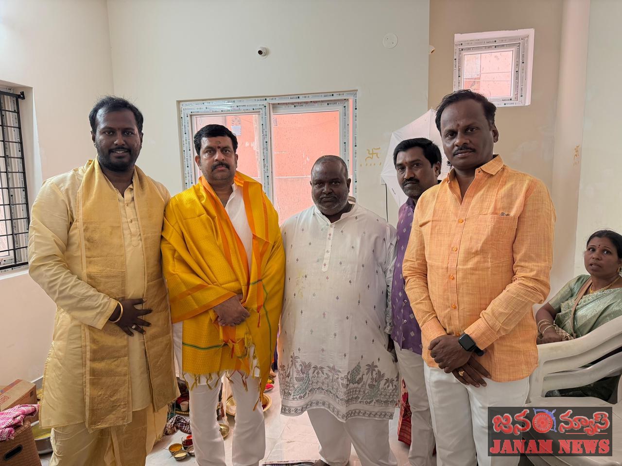 నూతన గృహప్రవేశ వేడుకలో పాల్గొన్న వడ్డేపల్లి రాజేశ్వరరావు
