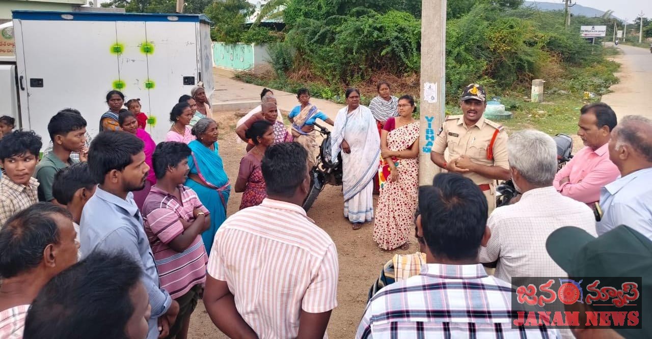 నందలూరు పరిధిలోని ఎర్రిపాపయ్యగారిపల్లి గ్రామంలో అవగాహన కార్యక్రమం నిర్వహించిన పోలీసులు.