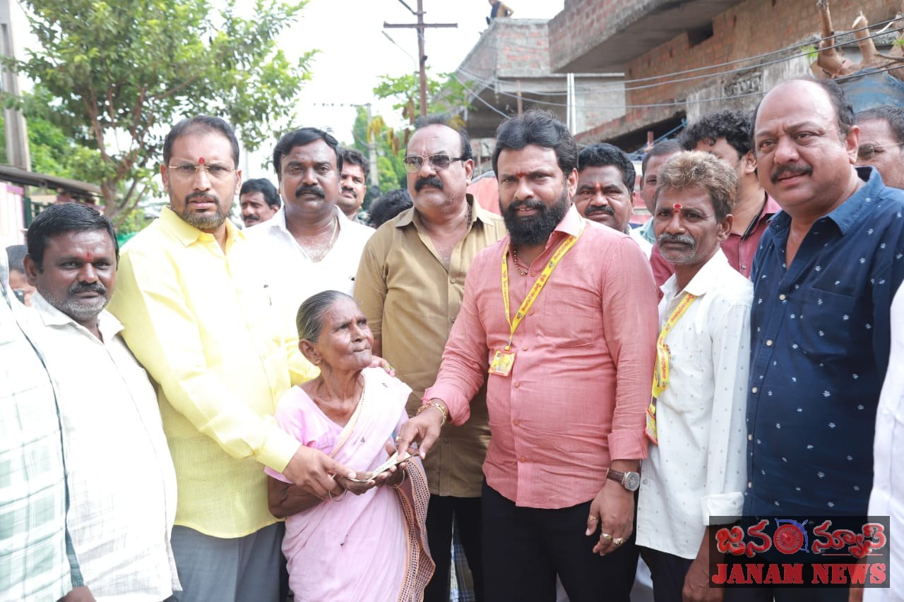 రామచంద్రపురంలో పెన్షన్లు పంపిణీ చేసిన మంత్రి సుభాష్