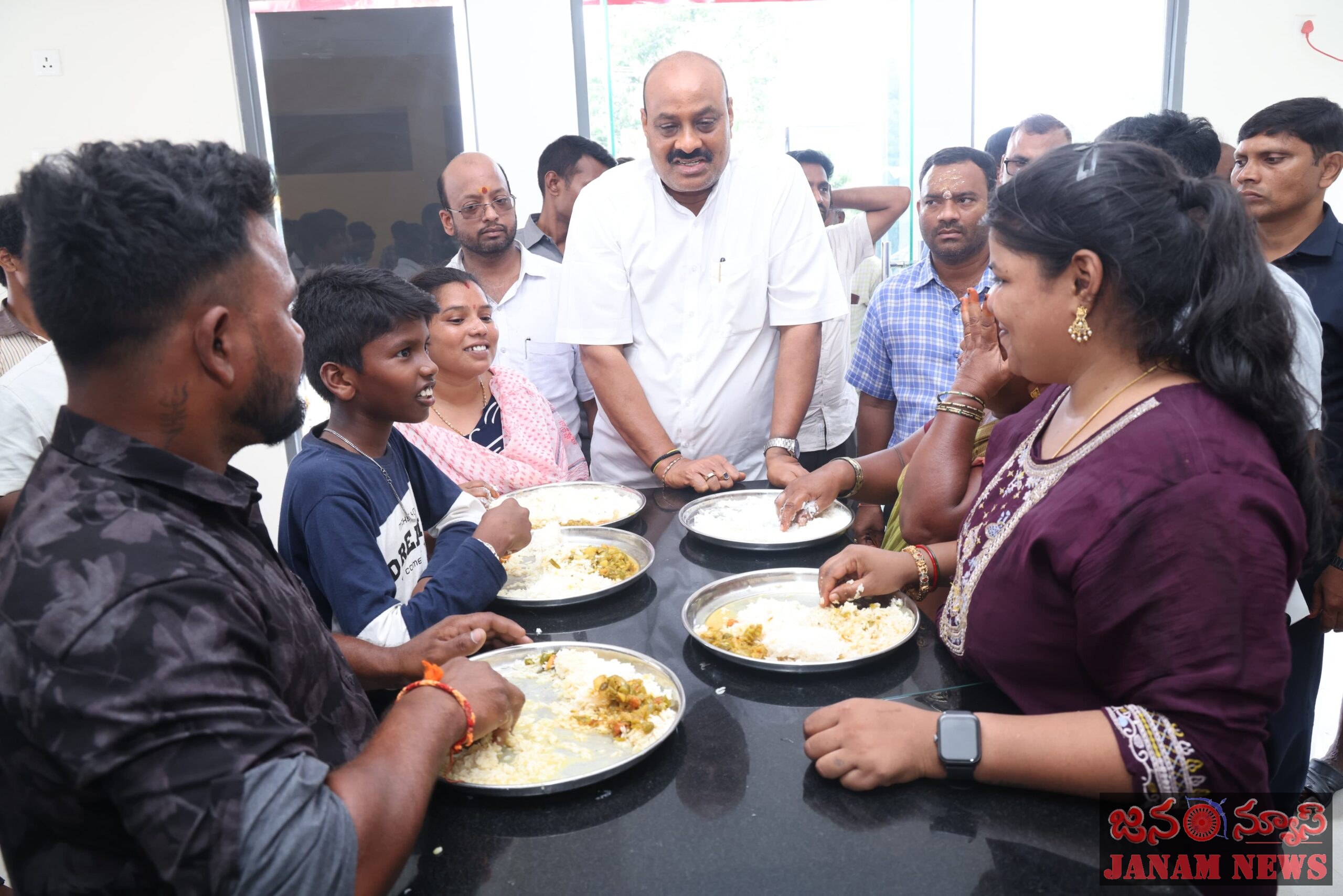 అన్నా క్యాంటీన్ ను ఆకస్మికంగా సందర్శించిన మంత్రి అచ్చన్నాయుడు.