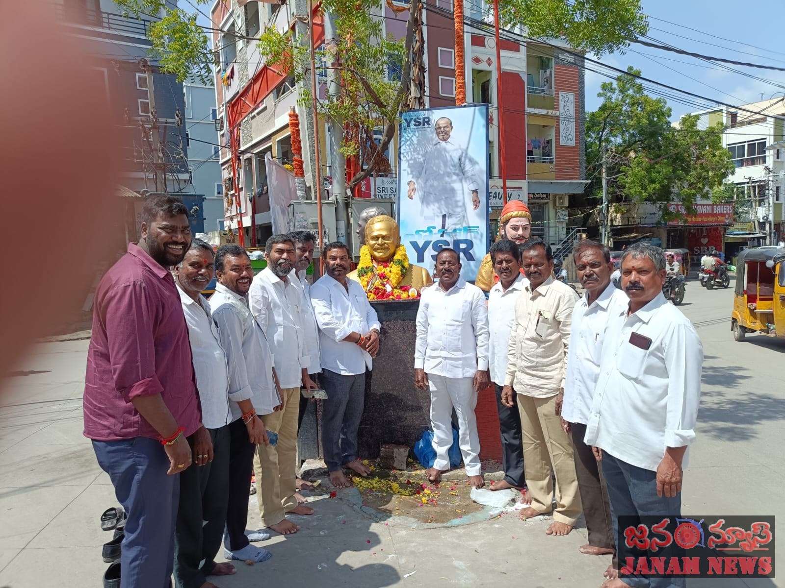దీనబంధు కాలనీ చౌరస్తాలో ఘనంగా డాక్టర్ వైఎస్ రాజశేఖరరెడ్డి 17వ వర్ధంతి వేడుకలు