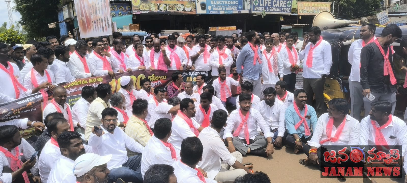 కాంగ్రెస్ ప్రభుత్వ 1000 రోజుల పాలన వైఫల్యాలపై ఎమ్మెల్యే మాణిక్ రావు, బీఆర్‌ఎస్ ఆధ్వర్యంలో జహీరాబాద్ నియోజకవర్గ కేంద్రంలో భారీ ధర్నా
