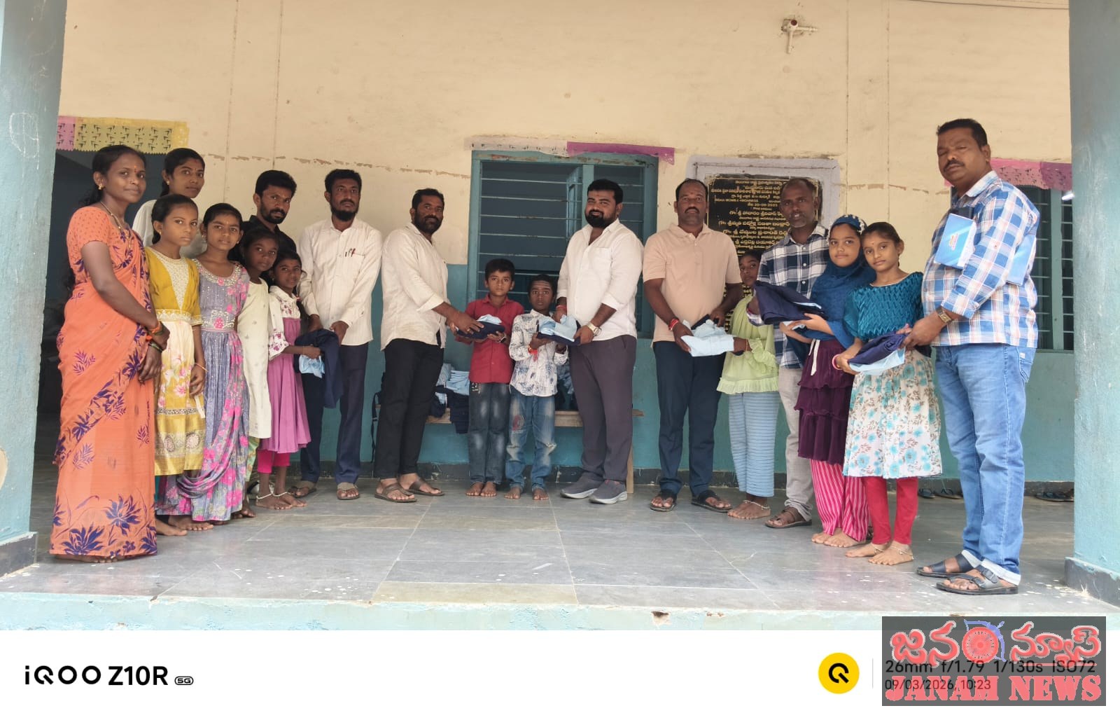 పాఠశాల విద్యార్థులకు ఉచిత యూనిఫాంల పంపిణీ