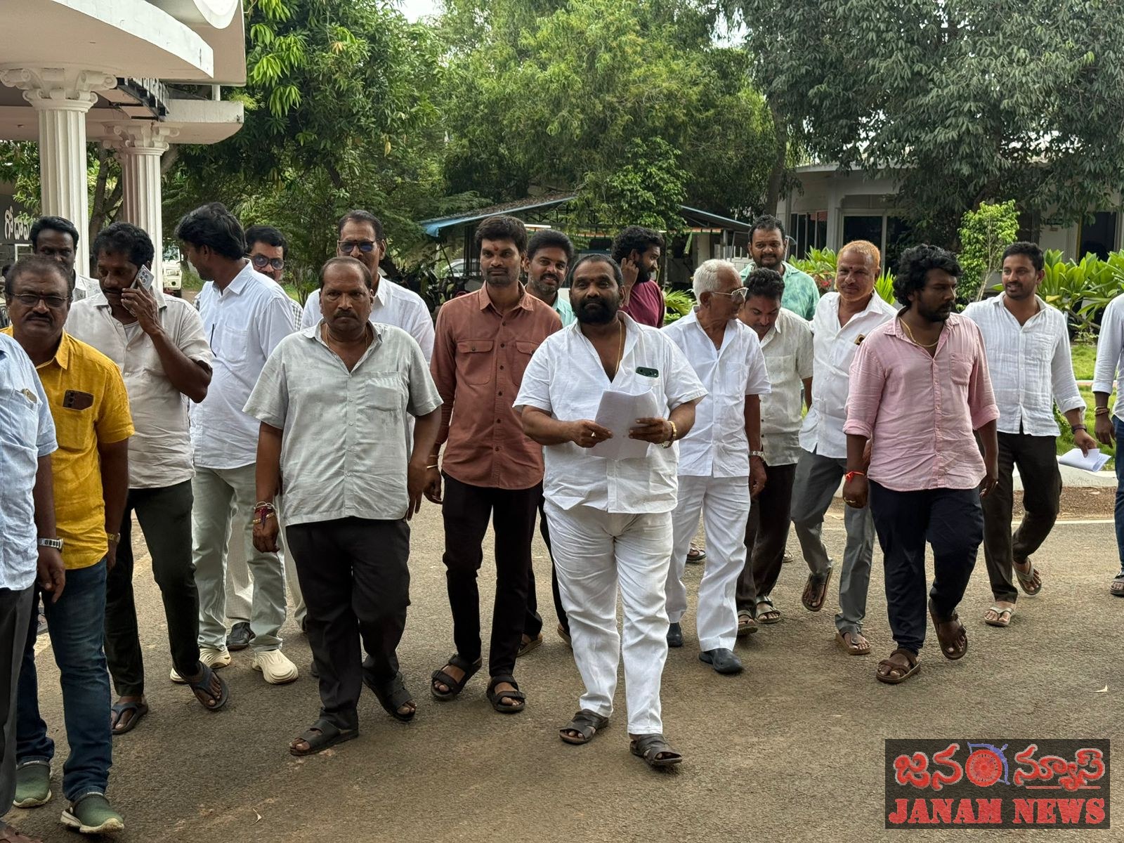 ఆక్వా రైతుల సమస్యలపై కలెక్టర్ కు వినతి…