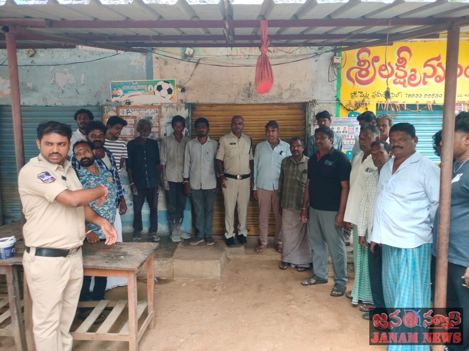 సైబర్ నేరగాళ్ల ఉచ్చులో పడొద్దు: హెడ్ కానిస్టేబుల్ గంగాధర్