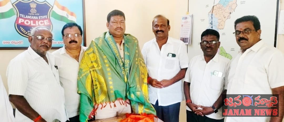 కొత్తకోట నూతన సీఐరమేష్‌కు శుభాకాంక్షలు తెలిపిన. మున్సిపల్ చైర్మన్ అక్కి శ్రీనివాస్ గౌడ్.