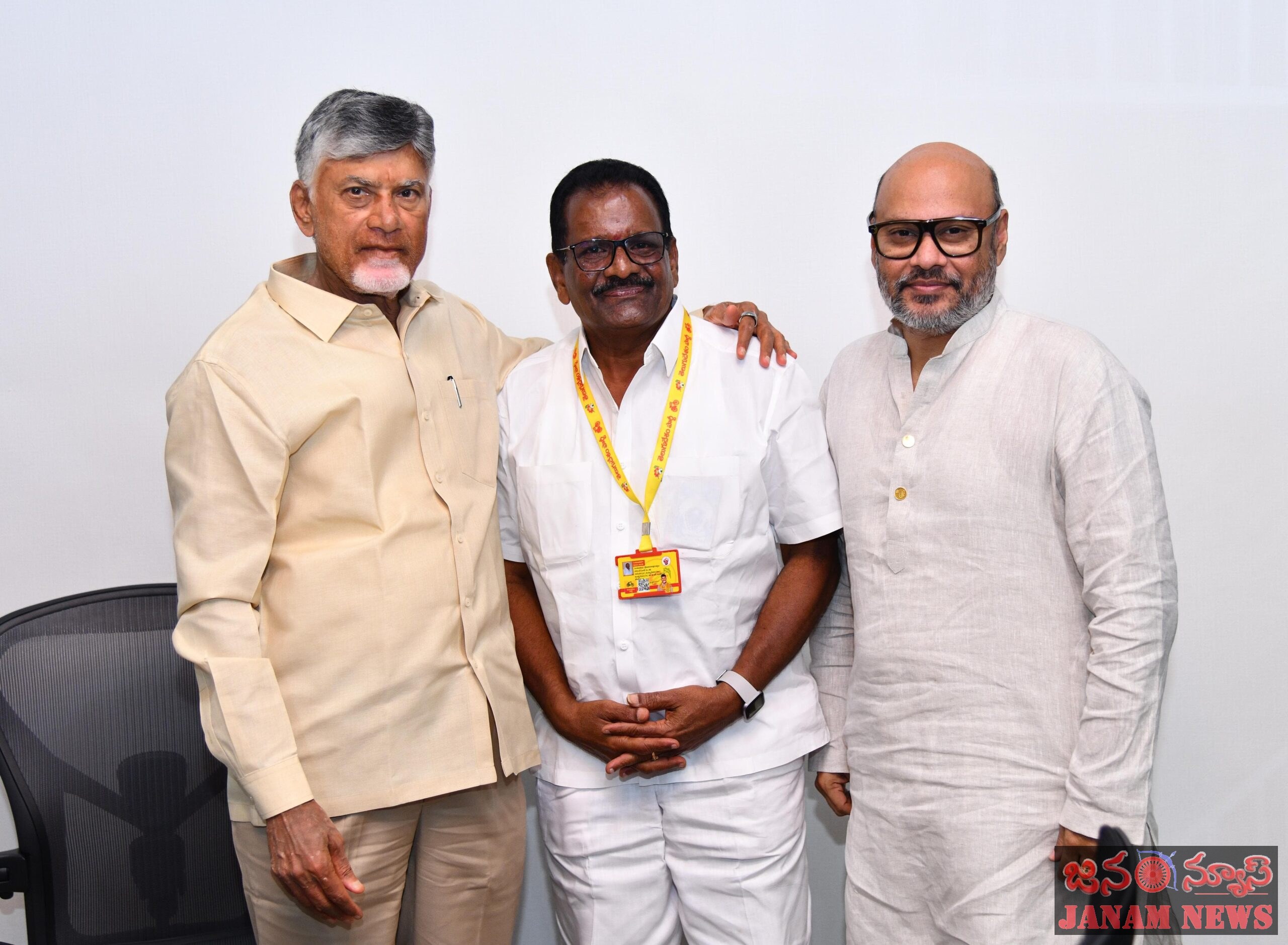 ముఖ్యమంత్రి చంద్రబాబును కలిసిన జిల్లా అధ్యక్షులు గుత్తుల సాయి