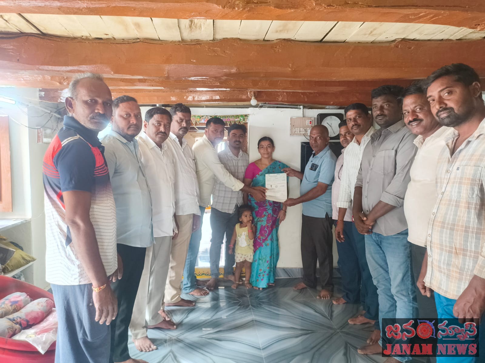 అనారోగ్యంతో మృతి చెందిన కాంగ్రెస్ కార్యకర్త కుటుంబానికి సీఎం సహాయనిధి