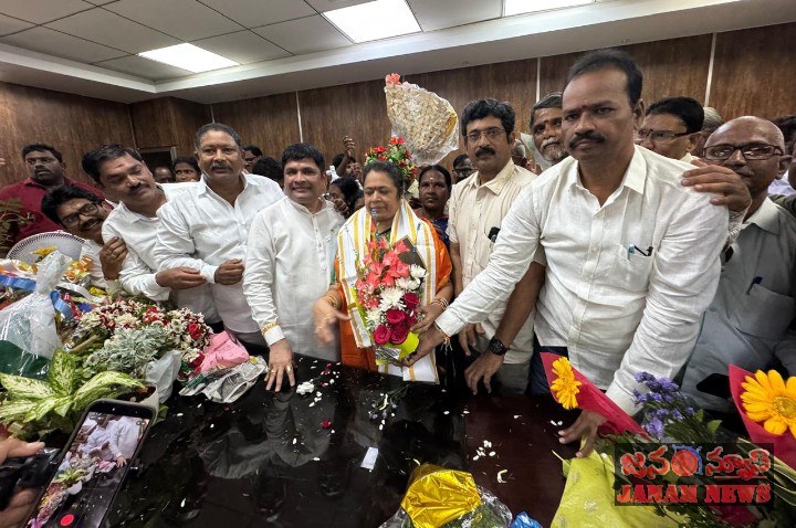 కుడా చైర్‌పర్సన్‌గా బాధ్యతలు స్వీకరించిన గుండు సుధారాణి.