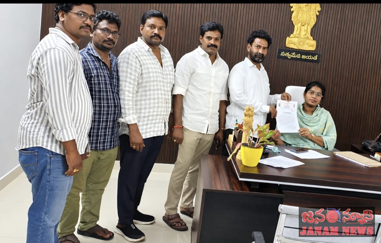 నిమజ్నో త్సవానికి నీళ్లు ఇవ్వండి అనకాపల్లి ఆర్డీవో షేక్ ఆయిషాని కలిసిన వినాయక ఉత్సవ నిమజ్జనోత్సవ కమిటీ