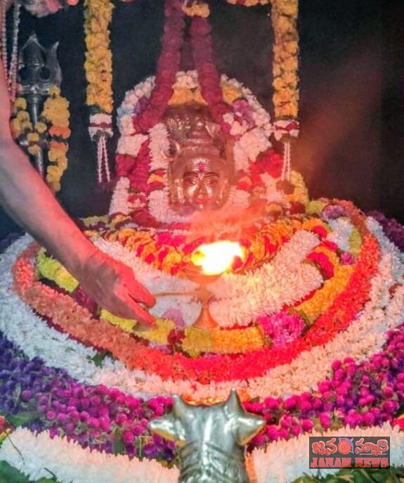 శ్రావణ మాసం వేళ కుండలేశ్వరం పుణ్యక్షేత్రంలో మార్మోగిన రుద్రనాదం – పార్వతీ కుండలేశ్వర స్వామికి అత్యంత వైభవంగా ఏకాదశ రుద్రాభిషేకం, లక్ష బిల్వార్చన