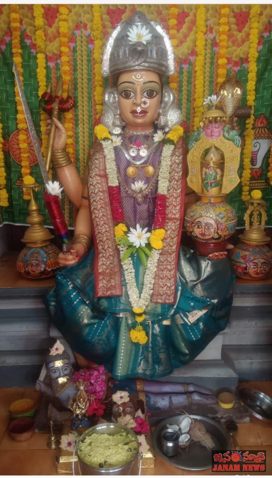 పోలేరమ్మ తల్లి అలంకరణలో భక్తులకు దర్శనమిచ్చిన శ్రీ మావుళ్ళమ్మ తల్లి