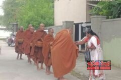 నాగార్జునసాగర్ లో విదేశీ బౌద్ధ భిక్షువుల బిక్షాటన