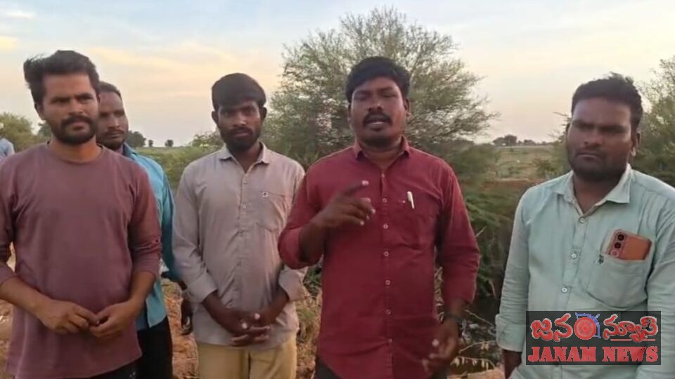 దళితులకు రైతులకు నీళ్లు ఇవ్వకుండా అడ్డుకుంటున్న గ్రామ సర్పంచ్