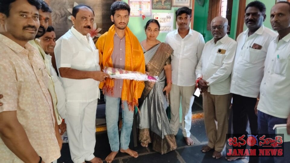 యం బి బి యాస్ సీటు సాధించిన విద్యార్థి నరేంద్రర్ కు ఘన సన్మానం