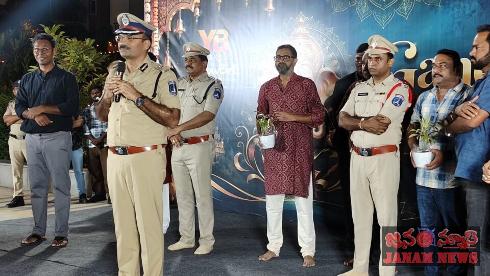 గణేష్ మండపాలను సందర్శించిన సైబరాబాద్ సీపీభక్తిశ్రద్ధలతో ఉత్సవాలు నిర్వహించుకోవాలి: సీపీ రమేష్ రెడ్డి