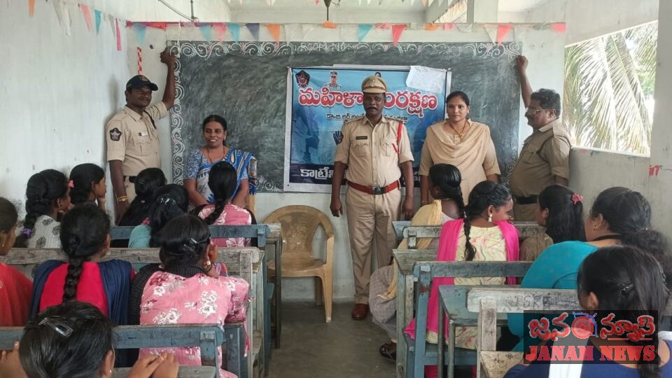 చట్టాలపై అవగాహన కలిగి ఉండాలి : ఎస్ ఐ సత్యనారాయణ
