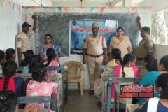 చట్టాలపై అవగాహన కలిగి ఉండాలి : ఎస్ ఐ సత్యనారాయణ