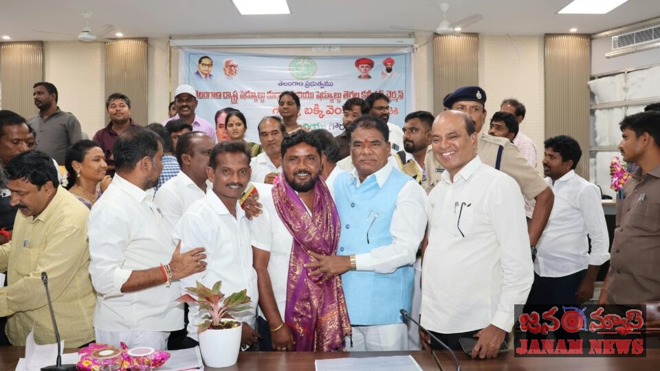రాష్ట్ర ఎస్సీ,ఎస్టీ కమిషన్ చైర్మన్ ని సన్మానించిన దళిత జర్నలిస్టు ఫోరం రాష్ట్ర ఉపాధ్యక్షుడు బిజ్వారం ఎస్.తిరుమలేష్ జిల్లా ఉప సర్పంచ్ ల సంఘం మాజీ అధ్యక్షుడు పాల్వాయి ఎస్.రంజిత్ కుమార్