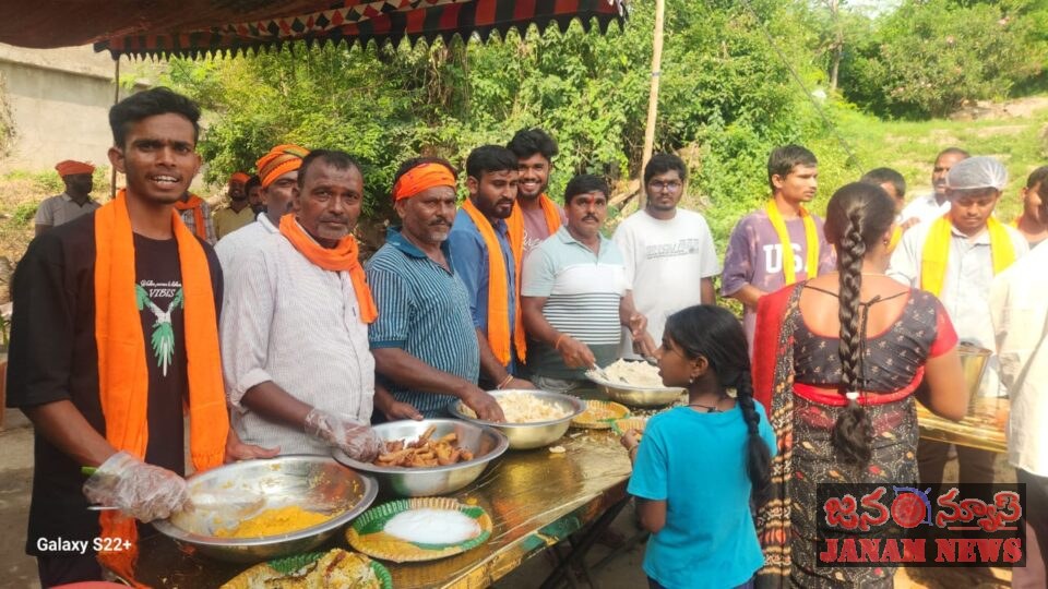 బద్రి యూత్ ఆధ్వర్యంలో అన్నదాన కార్యక్రమం