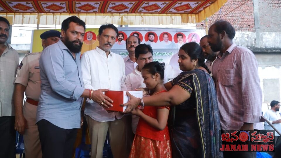చిన్నారి వైద్యానికి మంత్రి సుభాష్ మానవతా హస్తం