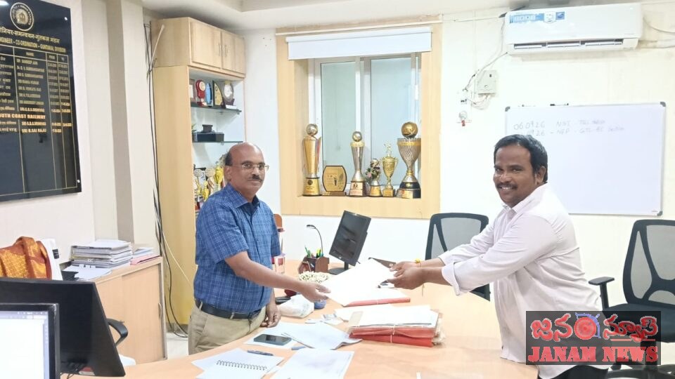 రైల్వేపరంగా నందలూరు అభివృద్ధి పథంలో ఉండాలని గుంటకల్లుడివిజన్ లో ఉన్నతాధి కారులను కలిసిన రాచూరి మురళి