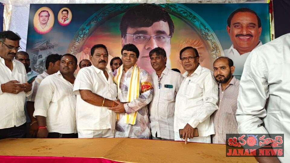 యువ నాయకుడు చంద్రకాంతరావుకు ఘన సన్మానం.జన్మదిన వేడుకల్లో శాలువాతో సత్కరించిన రామకృష్ణ వెల్ఫేర్ అసోసియేషన్ అధ్యక్షుడు జనంపల్లి పురేందర్ రెడ్డి