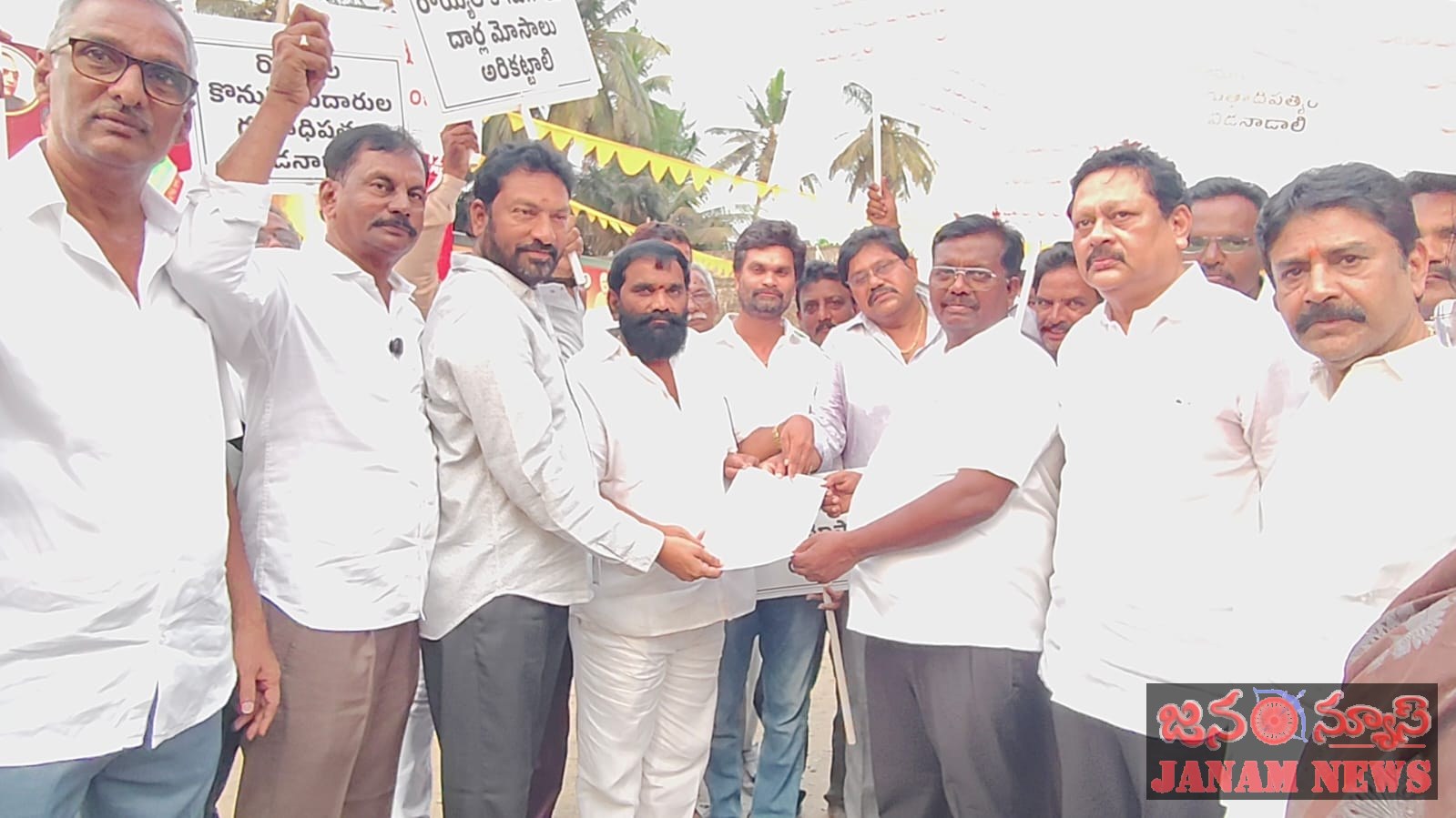 ఆక్వాలో సిండికేట్ వ్య‌వ‌స్థ‌ను రూపుమాపాలంటూ ఆక్వారైతుల నిర‌స‌న‌..