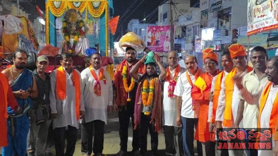 పెబ్బేరు భక్తాంజనేయ స్వామి ఆలయ గణనాథుని లడ్డుకు ప్రత్యేక ప్రాధాన్యం.