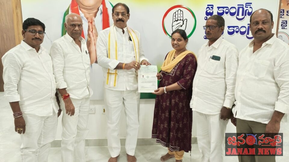 సీఎంఆర్ చెక్కును లబ్ధిదారులకు అందజేసిన టీపీసీసీ వైస్ ప్రెసిడెంట్ బండి రమేష్