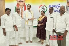 సీఎంఆర్ చెక్కును లబ్ధిదారులకు అందజేసిన టీపీసీసీ వైస్ ప్రెసిడెంట్ బండి రమేష్
