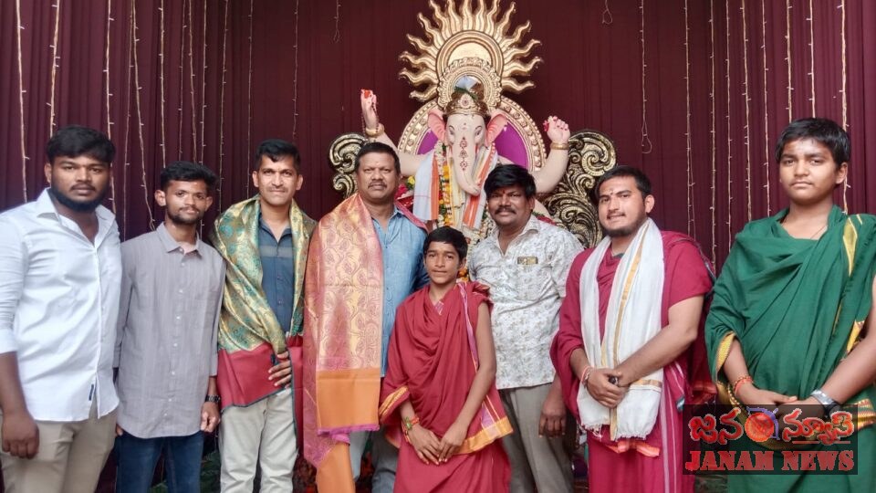 క్షేత్ర స్థాయి గణేష్ మండలి ఆధ్వర్యంలో సీఐ రవికుమార్ ఎస్సై రాజు కు ఘన సన్మానం