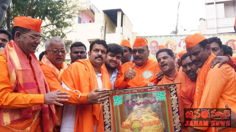 రికార్డు స్థాయిలో రూ.7,00,116కు బొజ్జ గణపయ్య మహా లడ్డు ప్రసాదం