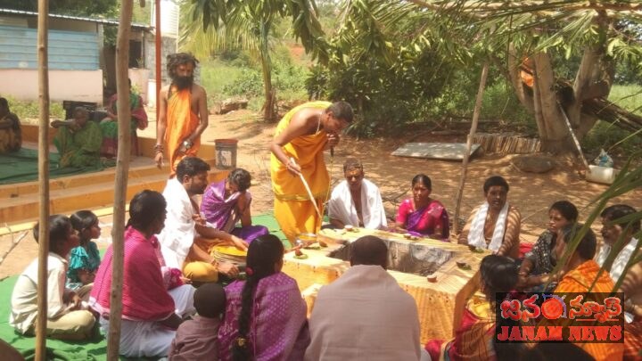 జర సంఘం మండలం ఏడాకుల పల్లిఎక్స్ రోడ్డులోని సాయిబాబా టెంపుల్‌లో బాబురావు ఆధ్వర్యంలో యజ్ఞ పూజలు