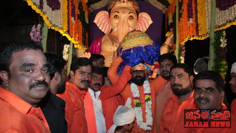 ఐదు లక్షల రూపాయలకు వినాయకుడి లడ్డూ కైవసంలడ్డూ వేలంలో ఉత్సాహంగా పాల్గొన్న భక్తులు