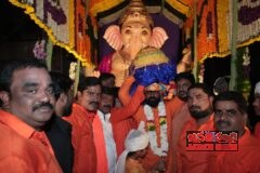 ఐదు లక్షల రూపాయలకు వినాయకుడి లడ్డూ కైవసంలడ్డూ వేలంలో ఉత్సాహంగా పాల్గొన్న భక్తులు