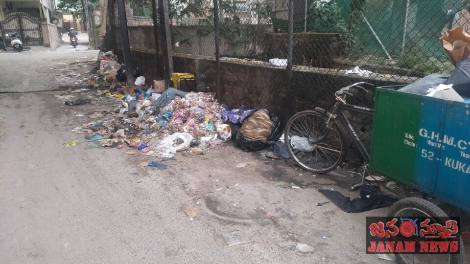 కెపిహెచ్‌బీ నాలుగో రోడ్డులో చెత్త కుప్పలు.