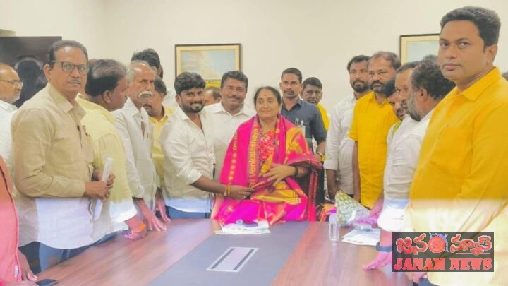 జిల్లా ఇన్‌చార్జి మంత్రి సవిత ని మర్యాద పూర్వకంగా కలిసిన రేవూరి వేణుగోపాల్