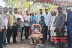 మృతుని కుటుంబానికి 10వ తరగతి మిత్రుల ఆర్థిక చేయూత
