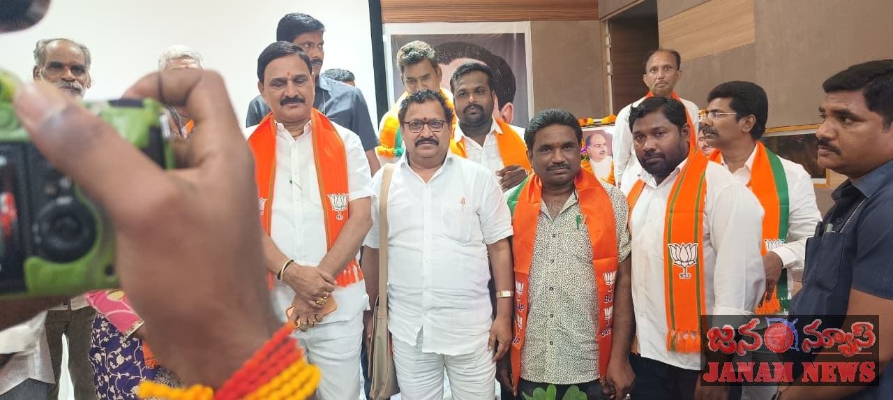 కేంద్ర మంత్రి భూపతి రాజు శ్రీనివాస వర్మ ను కలిసిన బీజేపీ నేతలు